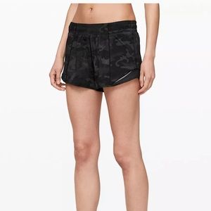 Lululemon black/gray camo hotty hot 4” shorts